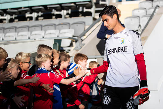 IFK Göteborgs målvakt Tom Amos hälsar på kvällens