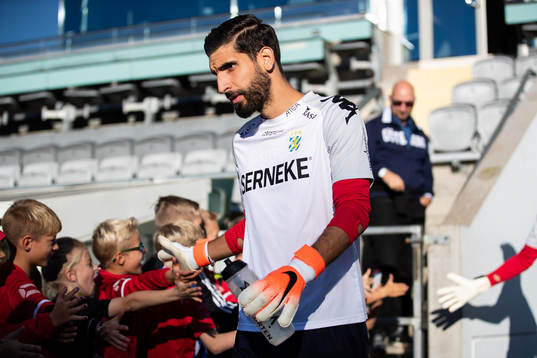 IFK Göteborgs målvakt Ioannis Anestis hälsar på