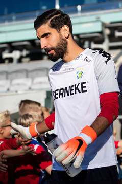 IFK Göteborgs målvakt Ioannis Anestis hälsar på
