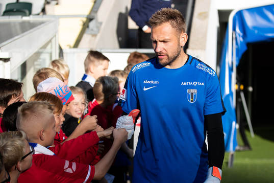 Sirius målvakt John Alvbåge hälsar på kvällens