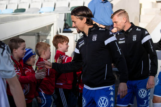 IFK Göteborgs Lasse Vibe och Sebastian Eriksson  hälsar
