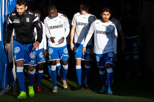 IFK Göteborg på väg ut för att värma upp innan