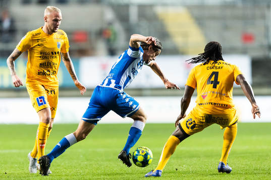 Sirius Adam Ståhl och Kebba Ceesay försvarar mot IFK