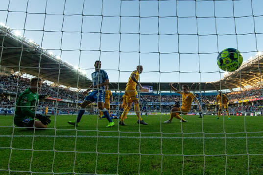 IFK Göteborgs Robin Söder skjuter in 2-0 bakom Sirius