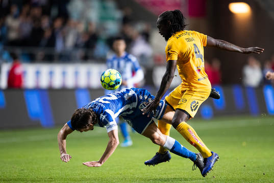 IFK Göteborgs Lasse Vibe faller