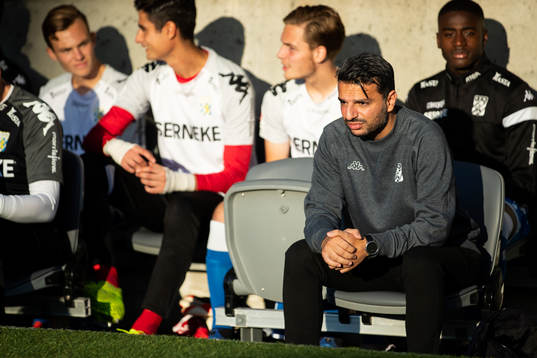IFK Göteborgs tränare Poya Asbaghi innan fotbollsmatchen