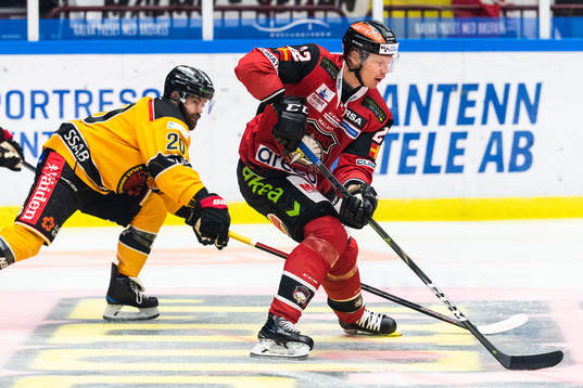 Luleås Jack Connolly jagar Malmö Redhawks Lars Bryggman