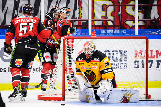 Malmö Redhawks Konstantin Komarek jublar med Johan Olofsson