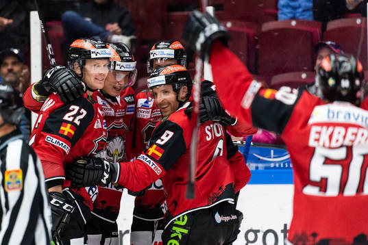 Malmö Redhawks Lars Bryggman jublar med Frederik Storm som