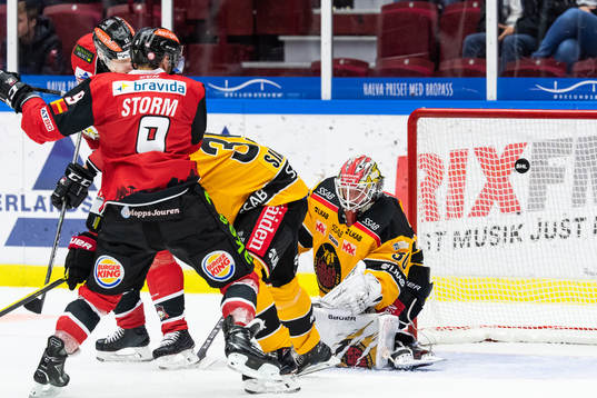 Malmö Redhawks Lars Bryggman styr in 3-0 bakom Luleås