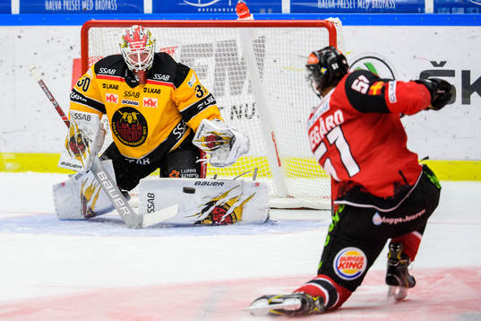 Malmö Redhawks Emil Sylvegård skjuter mot Luleås