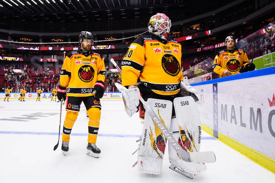 Luleås Daniel Sondell och målvakt David Rautio deppar