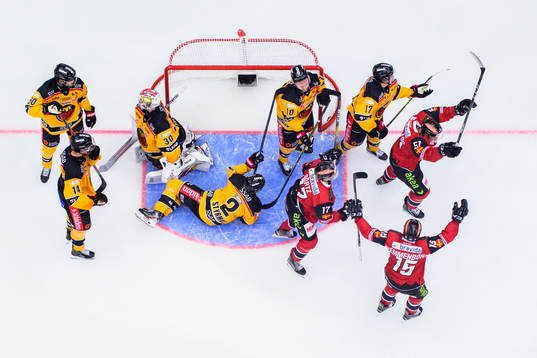Malmö Redhawks Emil Sylvegård jublar med Max Görtz och