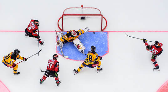 Malmö Redhawks Konstantin Komarek gör 1-0 bakom Luleås