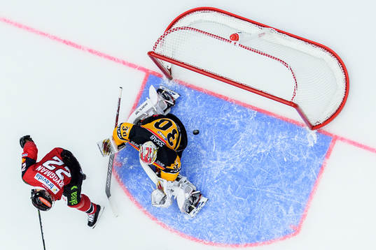 Malmö Redhawks Lars Bryggman styr in 3-0 målet bakom