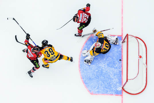 Malmö Redhawks Lars Bryggman styr in 3-0 målet bakom