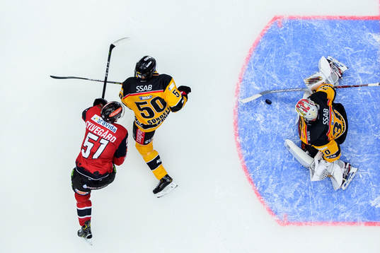 Malmö Redhawks Emil Sylvegård oroar mot Luleås Daniel