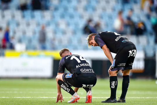 Örebros Michael Almebäck och Daniel Björnkvist deppar