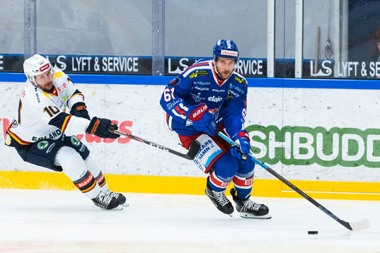 Djurgårdens Niclas Bergfors jagar Oskarshamns Emil Wahlberg