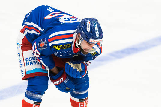  Oskarshamns Johan Alm blöder i ansiktet