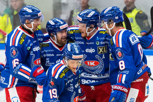 Oskarshamns Tyler Kelleher (längst fram) jublar med