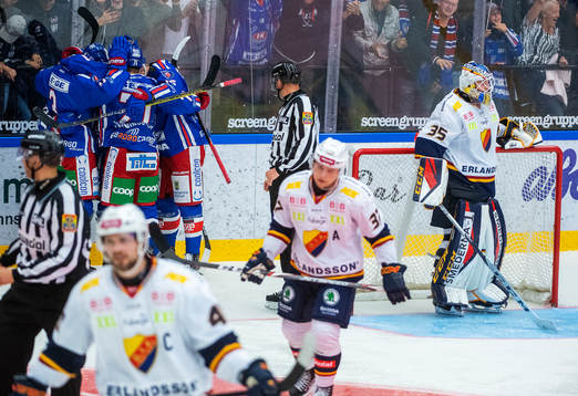 Oskarshamns Tyler Kelleher jublar med lagkamrater