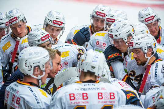 Djurgårdens tränare Robert Ohlsson med spelarna