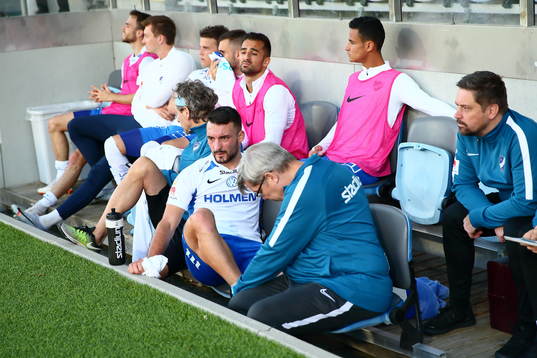 IFK Norrköpings Sead Haksabanovic får sin fot lindad av