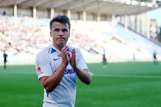 IFK Norrköpings Simon Skrabb tackar sina supportrar när