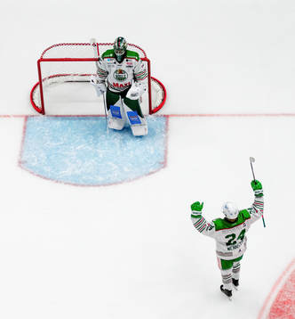 Rögles Kenny Wennström jublar med målvakt Christoffer