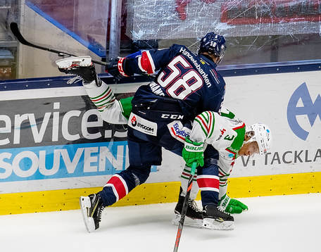 Tackling från Linköpings Robin Johansson mot Rögles