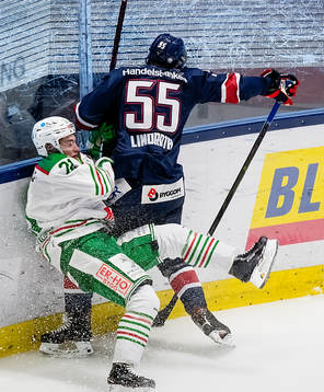 Tackling av Linköpings Max Lindrooth mot Rögles Nils