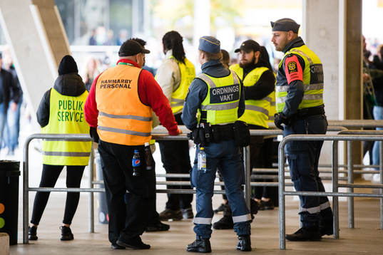 Ordningsvakter utanför arenan