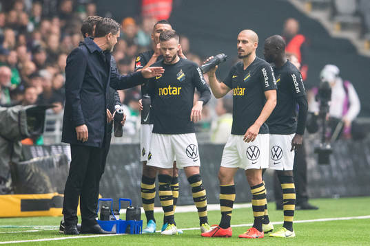 s tränare Rikard Norling instruerar spelarna