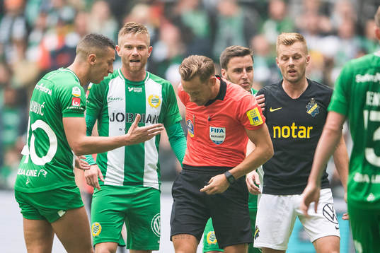 Hammarbys Nikola Djurdjic reagerar mot domare Kristoffer