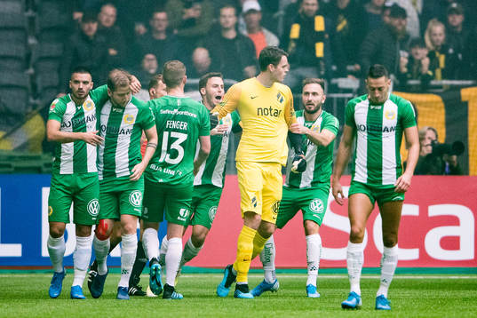 s målvakt Oscar Linnér  reagerar när Hammarbys spelare