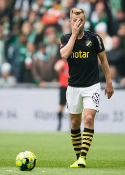s Sebastian Larsson innan en frispark