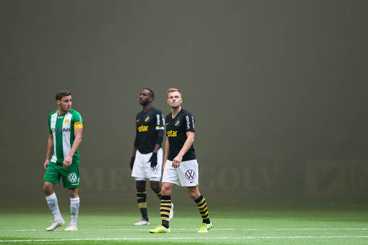 s Henok Goitom och Sebastian Larsson när matchen bryts på