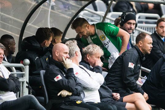 Hammarbys Muamer Tankovic blir utbytt och sätter sig på