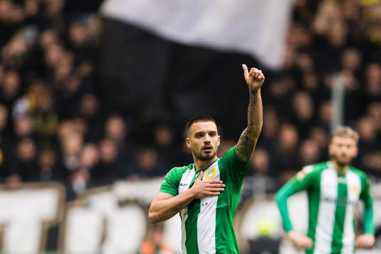 Hammarbys Vladimir Rodic tackar publiken när han byts ut