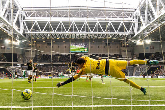 s målvakt Oscar Linnér släpper in ett mål som sedan