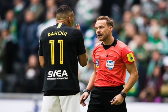 s Nabil Bahoui talar med domare Kristoffer Karlsson