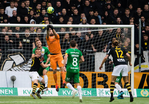 Hammarbys målvakt Johan Wiland boxar undan bollen