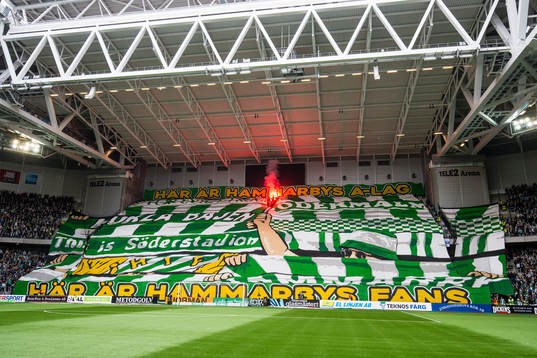 Hammarbys supportrar med ett TIFO innan fotbollsmatchen i