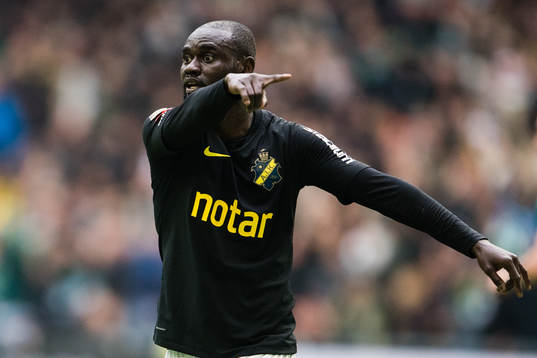 s Enoch Kofi Adu gestikulerar