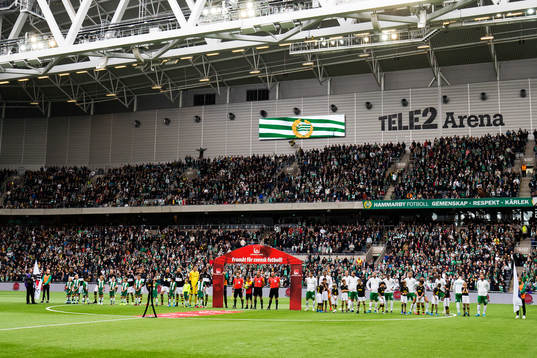 s och Hammarbys spelare ställer upp sig innnan