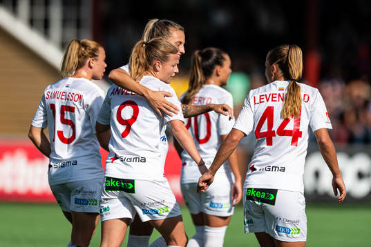 Rosengårds Anna Anvegård jublar med lagkamrater