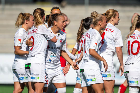 Rosengårds spelare jublar