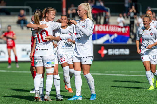 Rosengårds Anna Anvegård jublar med lagkamrater