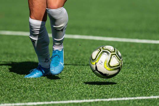 En spelare springer med en fotboll